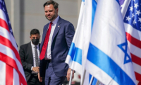 Le vice-président américain JD Vance arrive à l'aéroport Ben Gourion de Tel-Aviv, le 21 octobre 2025 ( POOL / Nathan HOWARD )