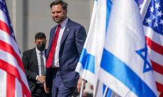 Le vice-président américain JD Vance arrive à l'aéroport Ben Gourion de Tel-Aviv, le 21 octobre 2025 ( POOL / Nathan HOWARD )