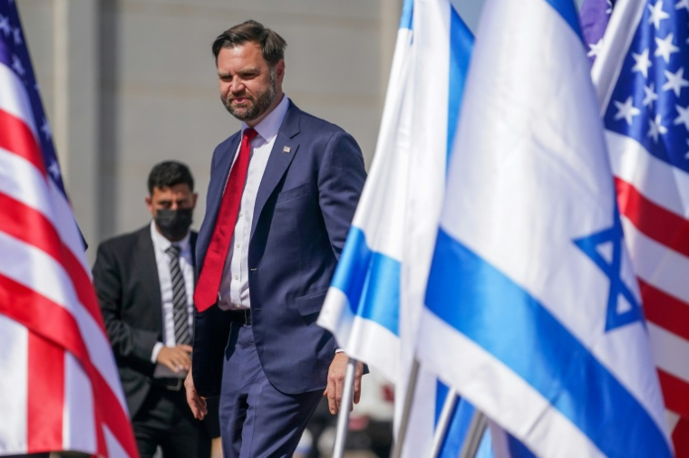 Le vice-président américain JD Vance arrive à l'aéroport Ben Gourion de Tel-Aviv, le 21 octobre 2025 ( POOL / Nathan HOWARD )