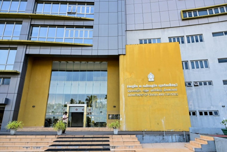 Un agent de sécrutié devant une administration fermée à Colombo en raison de la première journée de repos de la semaine de travail raccourcie par les autorités pour cause de guerre au Moyen-Orient le 25 mars 2026  ( AFP / Ishara S. KODIKARA )