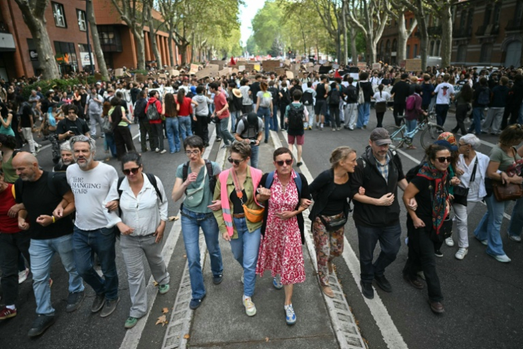 Parents et professeurs forment un cordon de sécurité autour de la manifestation lycéenne à Toulouse, le 6 octobre 2026 ( AFP / Lionel BONAVENTURE )