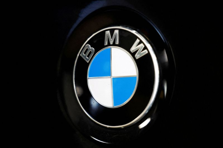 Un logo de BMW est visible à l'intérieur d'un concessionnaire automobile à Nijmegen