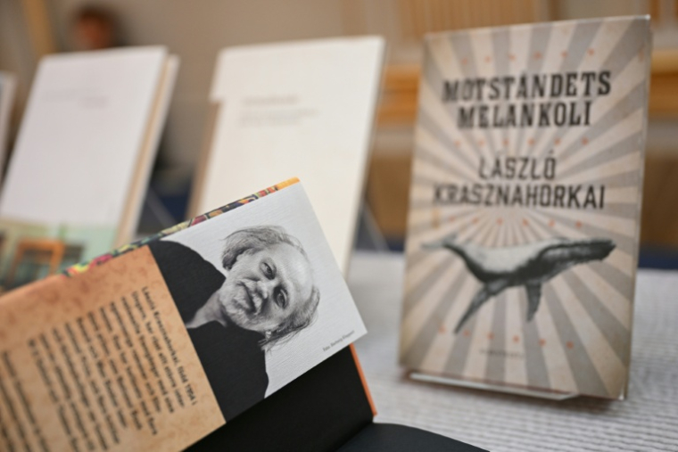 Des livres du romancier hongrois Laszlo Krasznahorkai, lauréat du prix Nobel de littérature 2025, exposés à l'Académie suédoise de Stockholm, le 9 octobre 2025 ( AFP / Jonathan Nackstrand )