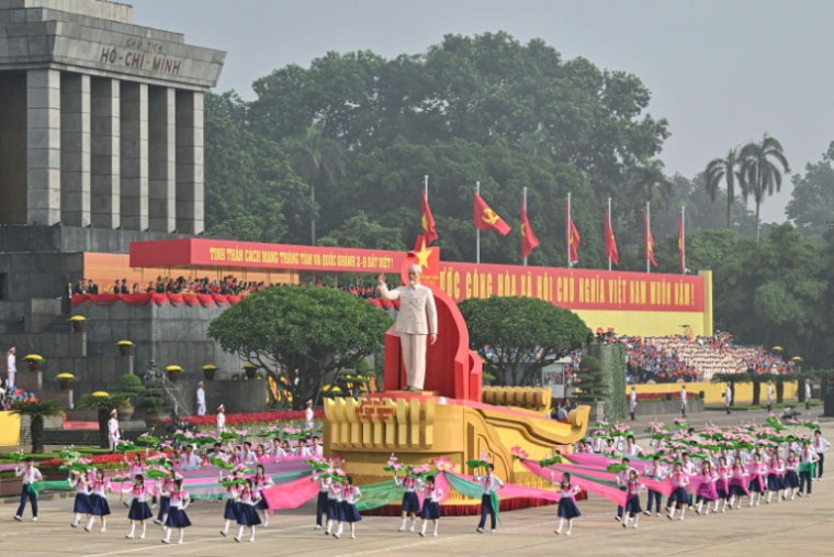 Un char de parade arborant une grande statue de Ho Chi Minh défile lors des célébrations du 80e anniversaire de l'indépendance du Vietnam, à Hanoï, le 2 septembre 2025 ( AFP / Nhac NGUYEN )
