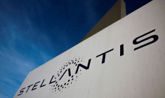 Le logo de Stellantis est visible sur le bâtiment de la société à Velizy-Villacoublay près de Paris