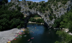 Des vacanciers en canoës et kayaks sur la rivière Ardèche près de Vallon-Pont-d'Arc, le 15 juillet 2025 en Ardèche ( AFP / JEAN-PHILIPPE KSIAZEK )