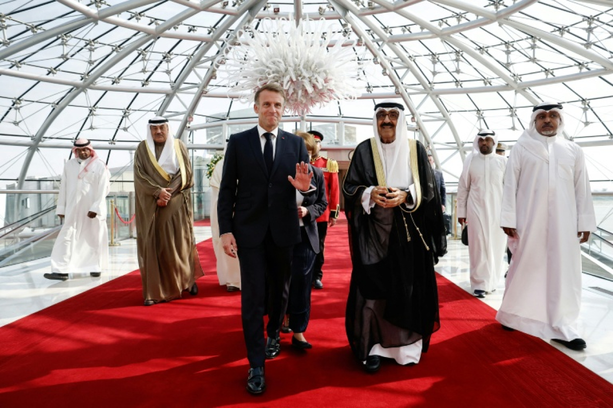 Malgré la crise et les critiques en France, Macron entame une tournée dans le Golfe