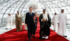 Le président Emmanuel Macron accueilli à son arrivée à Koweït par l'émir du Koweït Mechaal al-Ahmad Al-Sabah, le 19 octobre 2026 ( POOL / Benoit Tessier )