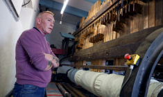 William Smyth dans son atelier de battage de lin, à Upperlands, en Irlande du Nord, le 4 septembre 2025 ( AFP / Paul Faith )