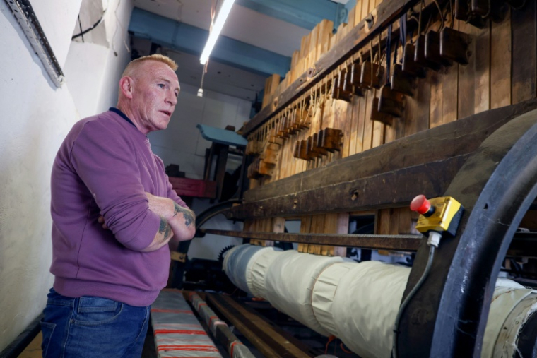 William Smyth dans son atelier de battage de lin, à Upperlands, en Irlande du Nord, le 4 septembre 2025 ( AFP / Paul Faith )