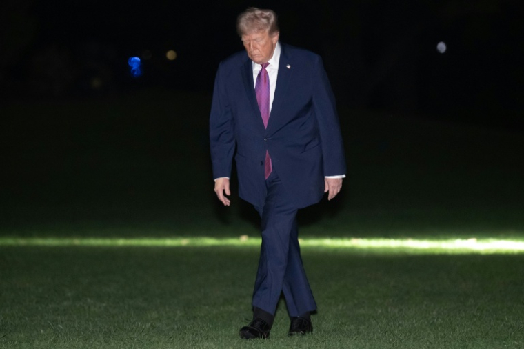 Le président américain Donald Trump sur la pelouse sud après son arrivée à bord de Marine One à la Maison Blanche, le 17 avril 2026 à Washington ( AFP / SAUL LOEB )