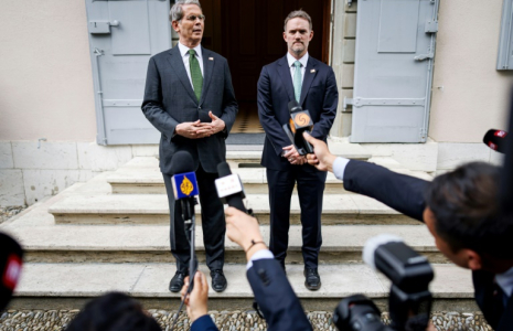 Le secrétaire au Trésor Scott Bessent (à gauche) et le représentant au Commerce Jamieson Greer parlent aux journalistes, le 11 mai 2025 à Genève ( AFP / VALENTIN FLAURAUD )