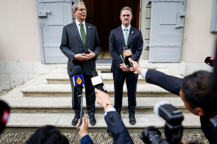 Le secrétaire au Trésor Scott Bessent (à gauche) et le représentant au Commerce Jamieson Greer parlent aux journalistes, le 11 mai 2025 à Genève ( AFP / VALENTIN FLAURAUD )
