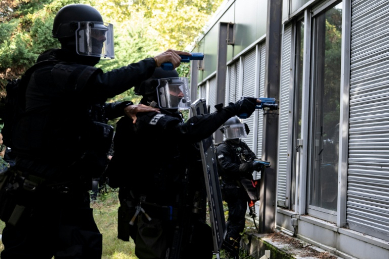 Des membres du RAID (Recherche, Assistance, Intervention, Dissuasion) participent à un exercice d'entraînement à la libération d'otages, au quartier général du RAID, à Bièvres, dans la banlieue sud de Paris, le 8 octobre 2025 ( AFP / JULIEN DE ROSA )