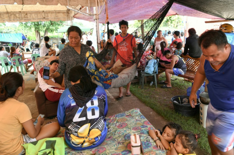 Des habitants d’un complexe de logements pour les survivants du super typhon Haiyan se sont réfugiés dans un abri de fortune dans la ville de Bogo, dans la province de Cebu aux Philippines, le 2 octobre 2025 après un violent séisme ( AFP / Ted ALJIBE )