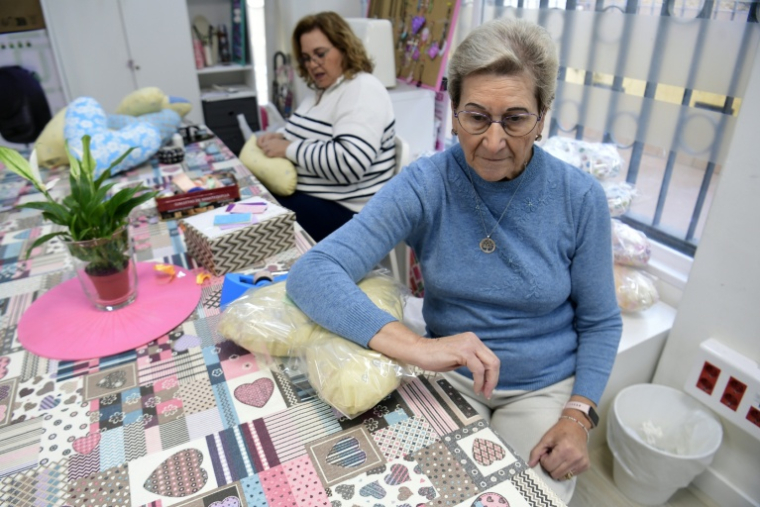 Loli Tudela, à droite, membre de l'association Amama, dans les locaux de l'association à Séville le 18 novembre 2025 ( AFP / CRISTINA QUICLER )