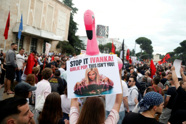Manifestation contre la construction d'un complexe hôtelier de luxe associé au nom du gendre de Donald Trump, Jared Kushner, dans une zone naturelle protégée, le 3 juin 2026 à Tirana, en Albanie ( AFP / STRINGER )
