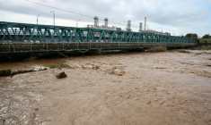 Le fleuve Besòs gonflé par des pluies torrentielles, le 4 octobre 2026 à Sant Adrià de Besòs, en périphérie de Barcelone  ( AFP / Josep LAGO )