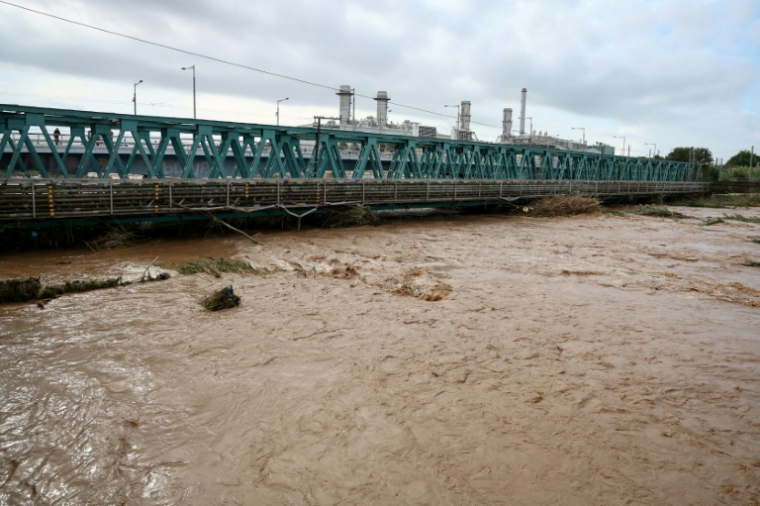 Le fleuve Besòs gonflé par des pluies torrentielles, le 4 octobre 2026 à Sant Adrià de Besòs, en périphérie de Barcelone  ( AFP / Josep LAGO )
