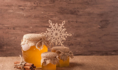 (Crédits photo : Adobe Stock - Pots de miel à offrir comme cadeaux à Noël)