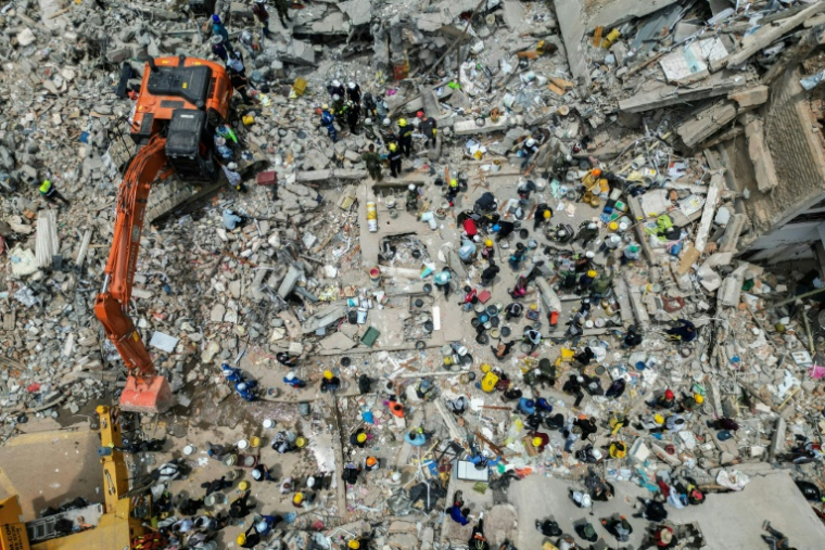 Vue aérienne de recherches dans les décombres à Pereira en Colombie le 12 août 2026 ( AFP / Luis ACOSTA )