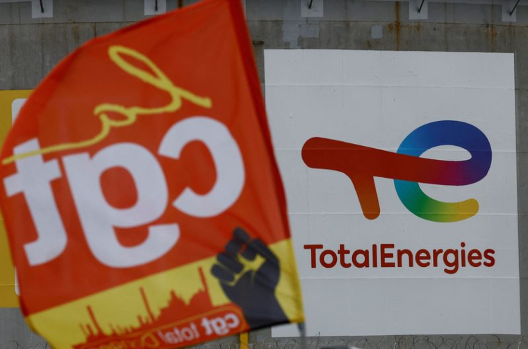 Photo des employés en grève devant la raffinerie du géant pétrolier TotalEnergies