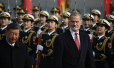 Le président chinois Xi Jinping (g) et le roi d'Espagne Felipe VI passent en revue la Garde d'honneur à Pékin, le 12 novembre 2025 ( POOL / ANDRES MARTINEZ CASARES )