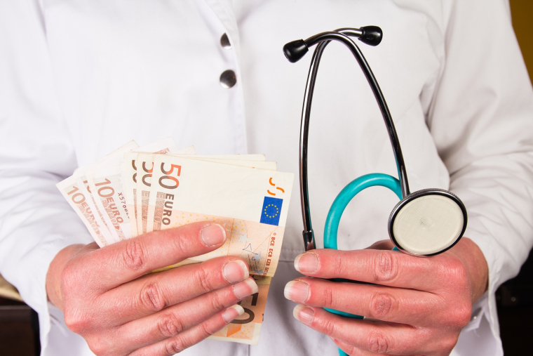 Les d&eacute;passements d&rsquo;honoraires correspondent &agrave; un suppl&eacute;ment factur&eacute; par les m&eacute;decins sp&eacute;cialistes en secteur 2. Ils ne sont pas rembours&eacute;s par la S&eacute;curit&eacute; sociale, mais parfois par la mutuelle. (cr&eacute;dit: Adobe Stock)