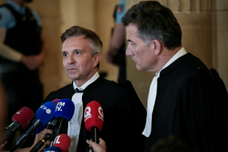 Les avocats de Nicolas Sarkozy, Christophe Ingrain (g) et Sébastien Schapira (d) s'adressent à la presse à leur sortie du palais de justice, après que le parquet a requis une peine de sept ans de prison contre leur client, lors de son procès en appel dans le financement libyen, le 13 mai 2026 à Paris ( AFP / Dimitar DILKOFF )