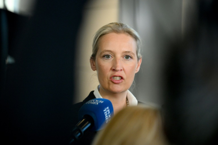 La codirigeante du parti d'extrême droite Alternative pour l'Allemagne (AfD), Alice Weidel, s'adresse aux journalistes après le résultat du premier tour de scrutin pour élire le chancelier allemand, le 6 mai 2025 au Bundestag, à Berlin ( AFP / RALF HIRSCHBERGER )