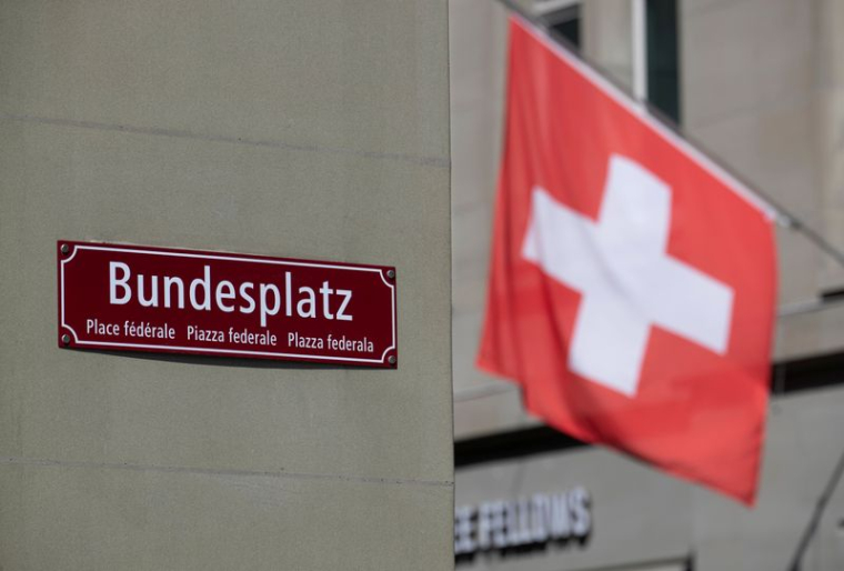 Un drapeau suisse devant le panneau de la place Fédérale