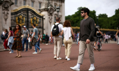 Diego Galdino, qui se filme en train de traquer les pickpockets, le 7 août 2025 à Londres  ( AFP / HENRY NICHOLLS )