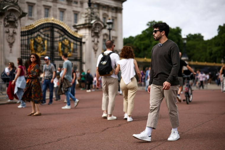 Diego Galdino, qui se filme en train de traquer les pickpockets, le 7 août 2025 à Londres ( AFP / HENRY NICHOLLS )