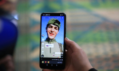 Une photo du jeune Irakien Mohammed Imad, publiée sur les réseaux sociaux après son départ pour se battre dans l'armée russe en Ukraine, visible sur un téléphone portable au domicile familial à Musayab, au sud de Bagdad, le 10 septembre 2025 ( AFP / Karrar Jabbar )