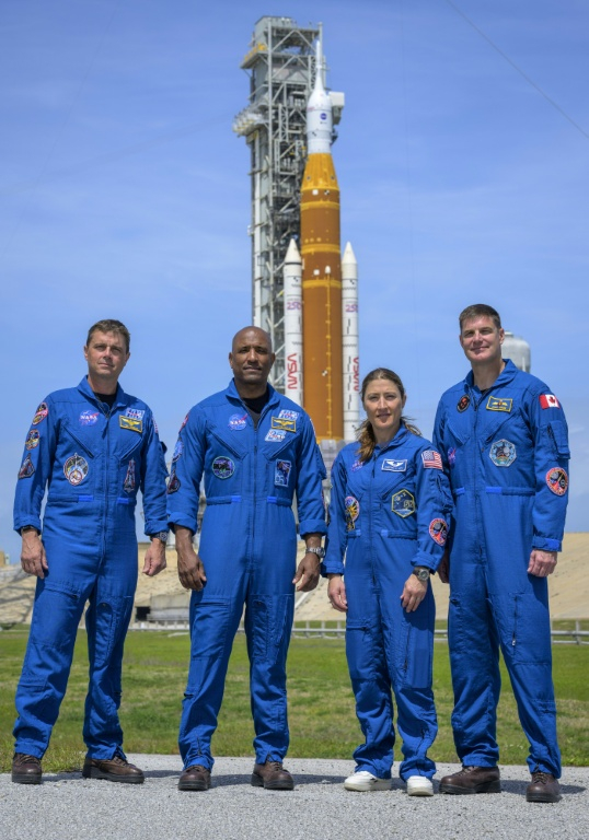 Photo diffusée par la Nasa, montrant les astronautes Reid Wiseman, commandant (g), Victor Glover, pilote (2e g), Christina Koch, spécialiste de mission (2e d), et l'astronaute de l'ASC (Agence spatiale canadienne) Jeremy Hansen, spécialiste de mission (d),  au complexe de lancement 39B du Centre spatial Kennedy, le 30 mars 2026 à Cap Canaveral, en Floride ( NASA / Bill INGALLS )