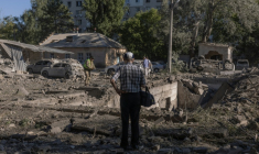 Un habitant sur le site d'une frappe aérienne russe à Kiev, le 20 août 2026 en Ukraine ( AFP / Roman PILIPEY )