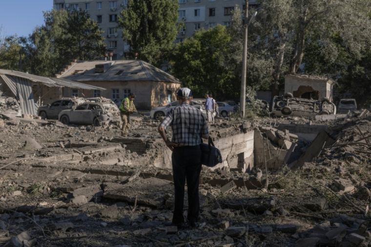Un habitant sur le site d'une frappe aérienne russe à Kiev, le 20 août 2026 en Ukraine ( AFP / Roman PILIPEY )