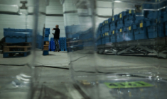 Un employé municipal prépare des caisses de bulletins avant les municipales, le 12 mars 2026 à Bruges, près de Bordeaux ( AFP / Philippe LOPEZ )