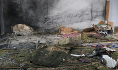 Cette photographie diffusée par l'agence de presse officielle syrienne (Sana) le 26 décembre 2025 montre les conséquences de l'explosion à l'intérieur de la mosquée Ali Ben Abi Taleb, à Homs, dans le centre de la Syrie ( SANA / HANDOUT )