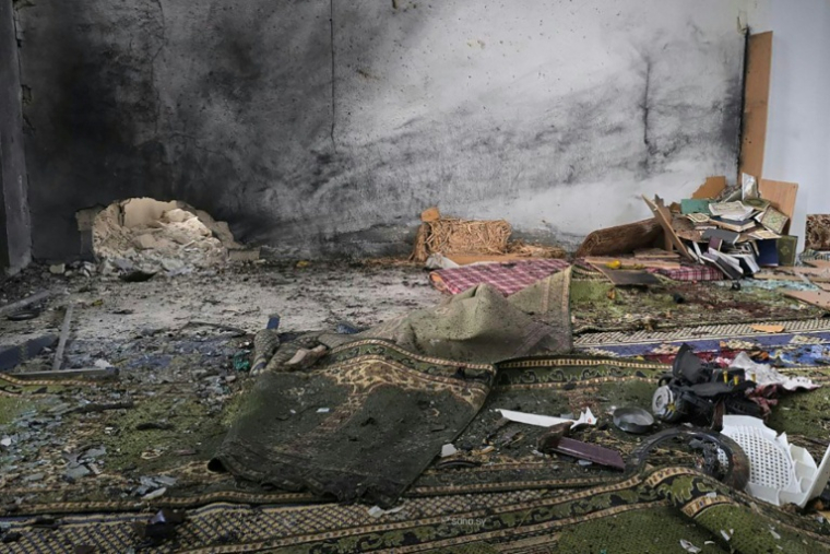 Cette photographie diffusée par l'agence de presse officielle syrienne (Sana) le 26 décembre 2025 montre les conséquences de l'explosion à l'intérieur de la mosquée Ali Ben Abi Taleb, à Homs, dans le centre de la Syrie ( SANA / HANDOUT )