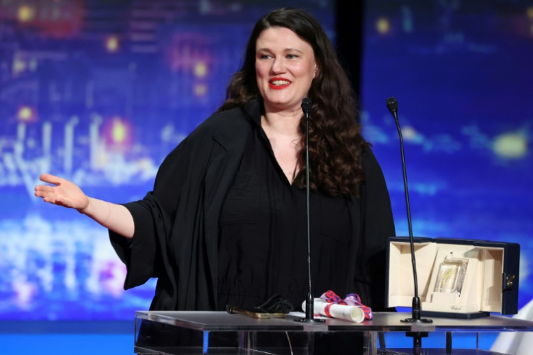La scénariste et réalisatrice allemande Mascha Schilinski lauréate du Prix du Jury pour son film "In Die Sonne Schauen" au Festival de Cannes le 24 mai 2025 ( AFP / Sameer AL-DOUMY )