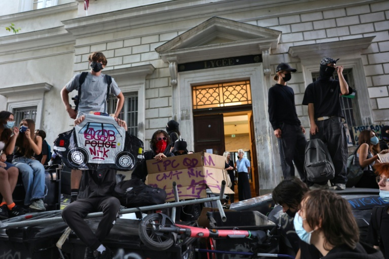 Des étudiants bloquent l'entrée de leur lycée (lycée Thiers) dans le centre de Marseille, dans le sud-est de la France, le 18 septembre 2025 ( AFP / Clement MAHOUDEAU )