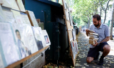 À PARIS, LES BOUQUINISTES DES QUAIS DE SEINE SALUENT LE RETOUR DES TOURISTES