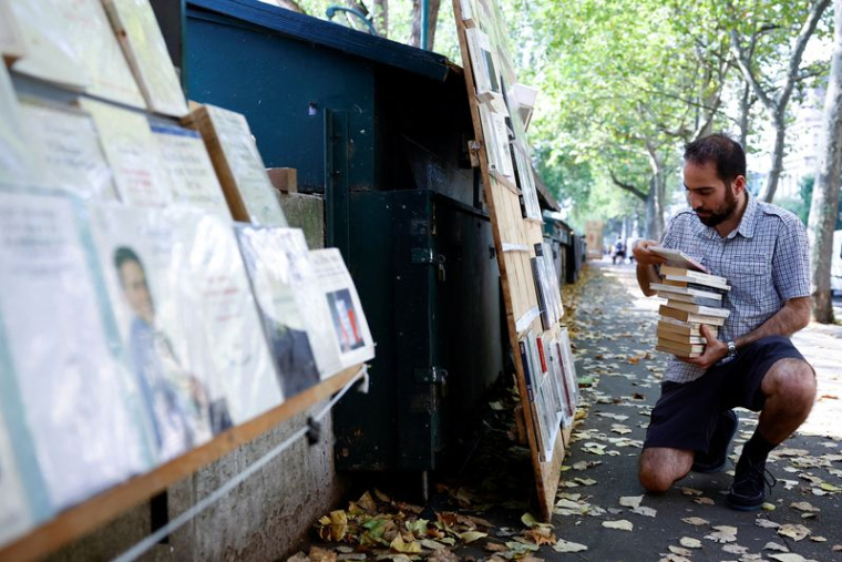 À PARIS, LES BOUQUINISTES DES QUAIS DE SEINE SALUENT LE RETOUR DES TOURISTES