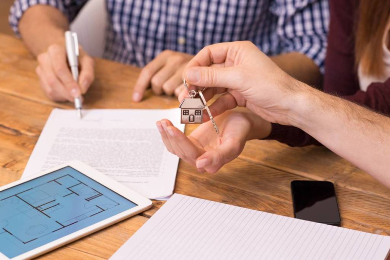 Immobilier et PACS : quelles différences selon les régimes ? / iStock.com - Ridofranz
