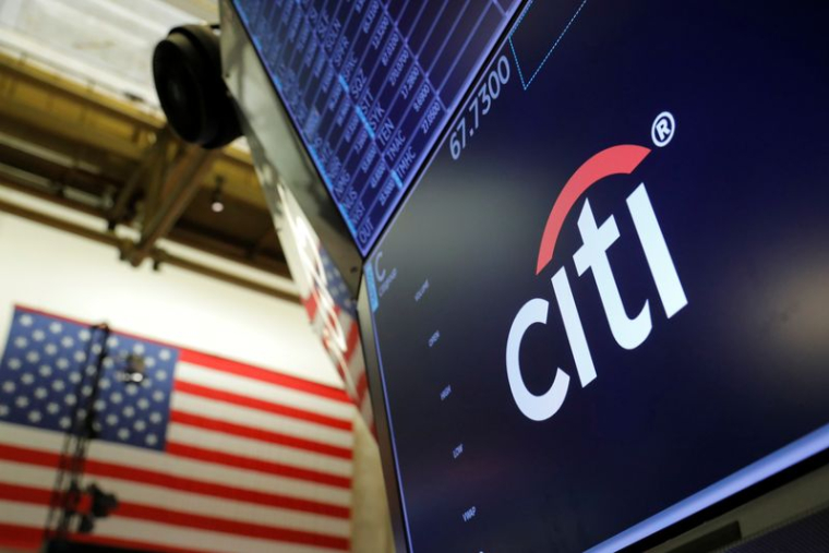 Le logo de Citibank est visible sur le parquet de la Bourse de New York