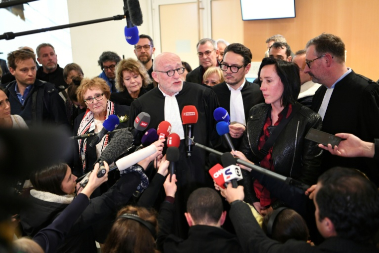 Me Alain Jakubowicz (au centre), avocat de nombreuses parties civiles au procès du crash du Rio-Paris en 2009, parle à la presse au tribunal, le 17 avril 2023 à Paris ( AFP / Bertrand GUAY )