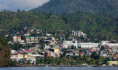 Vue de Mamoudzou le 21 avril 2025, à Dzaoudzi, à Mayotte ( AFP / Ludovic MARIN )