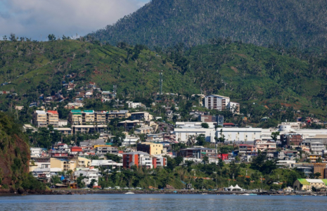 Vue de Mamoudzou le 21 avril 2025, à Dzaoudzi, à Mayotte ( AFP / Ludovic MARIN )