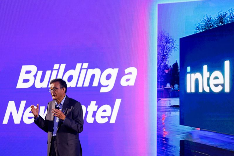 Le DG d'Intel Lip-Bu Tan prononce un discours sur scène à Taipei